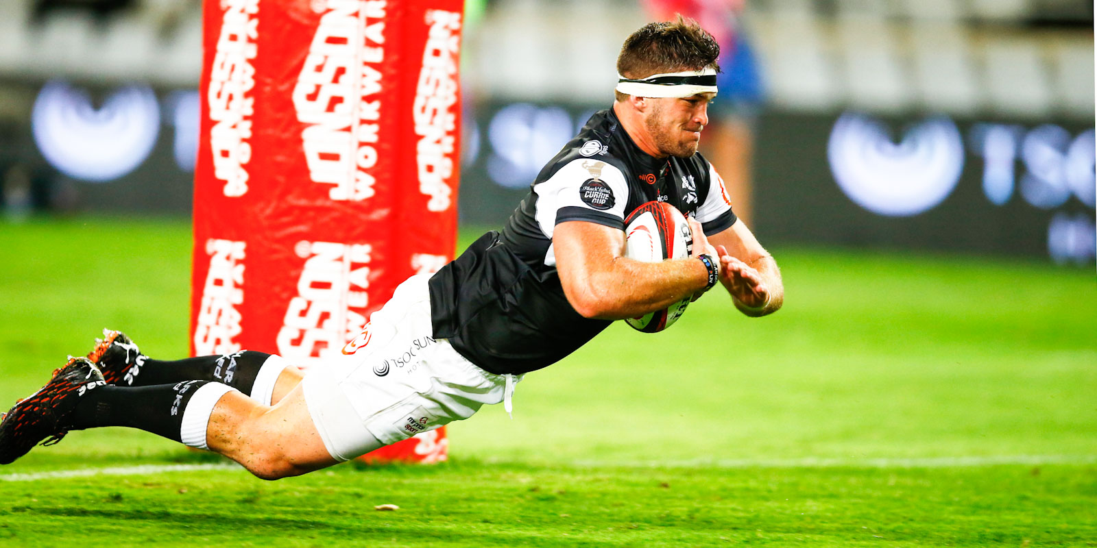 Kerron van Vuuren scoring for the Cell C Sharks.