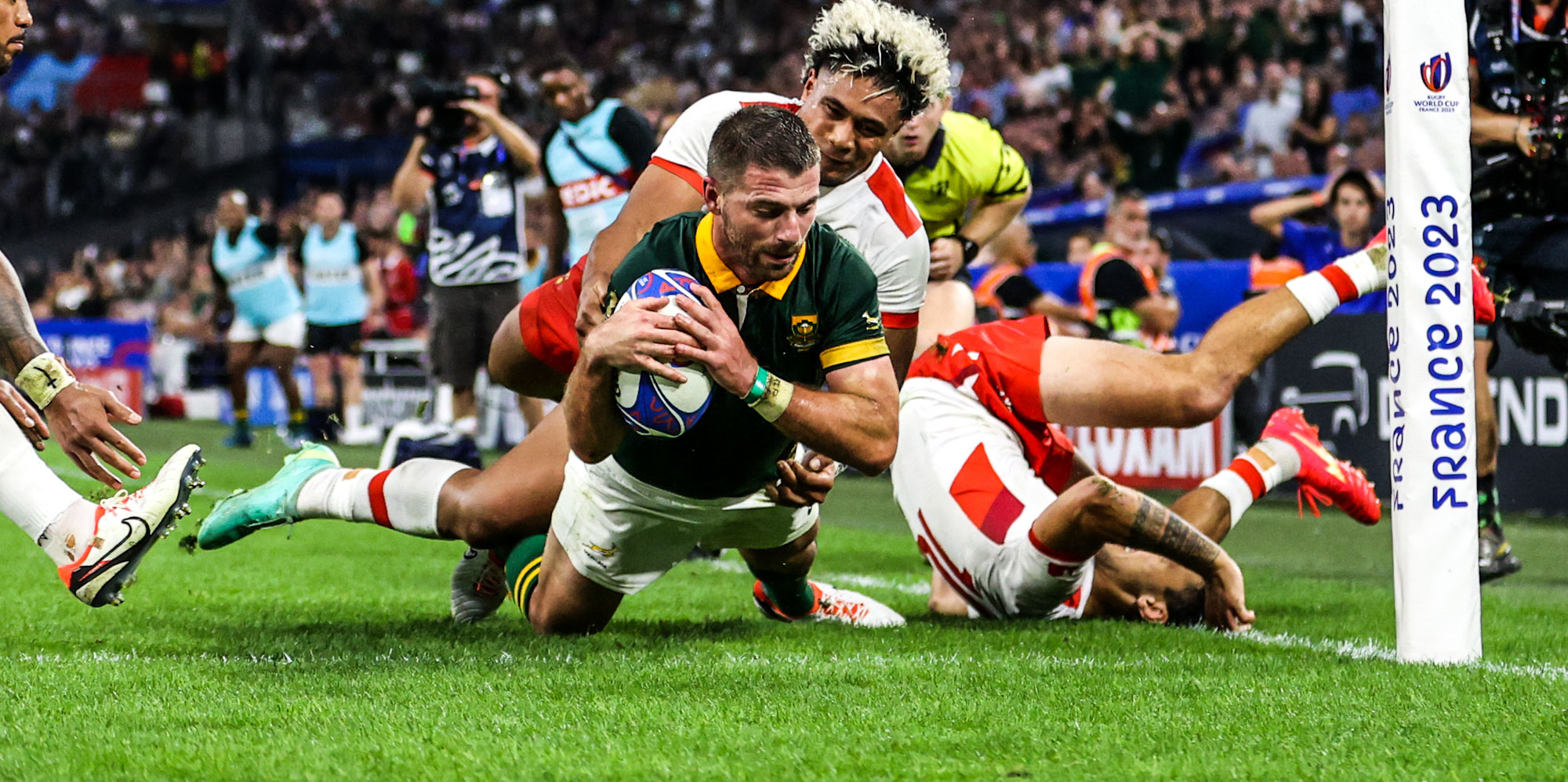 Willie le Roux goes over for a try in his 90th Test.