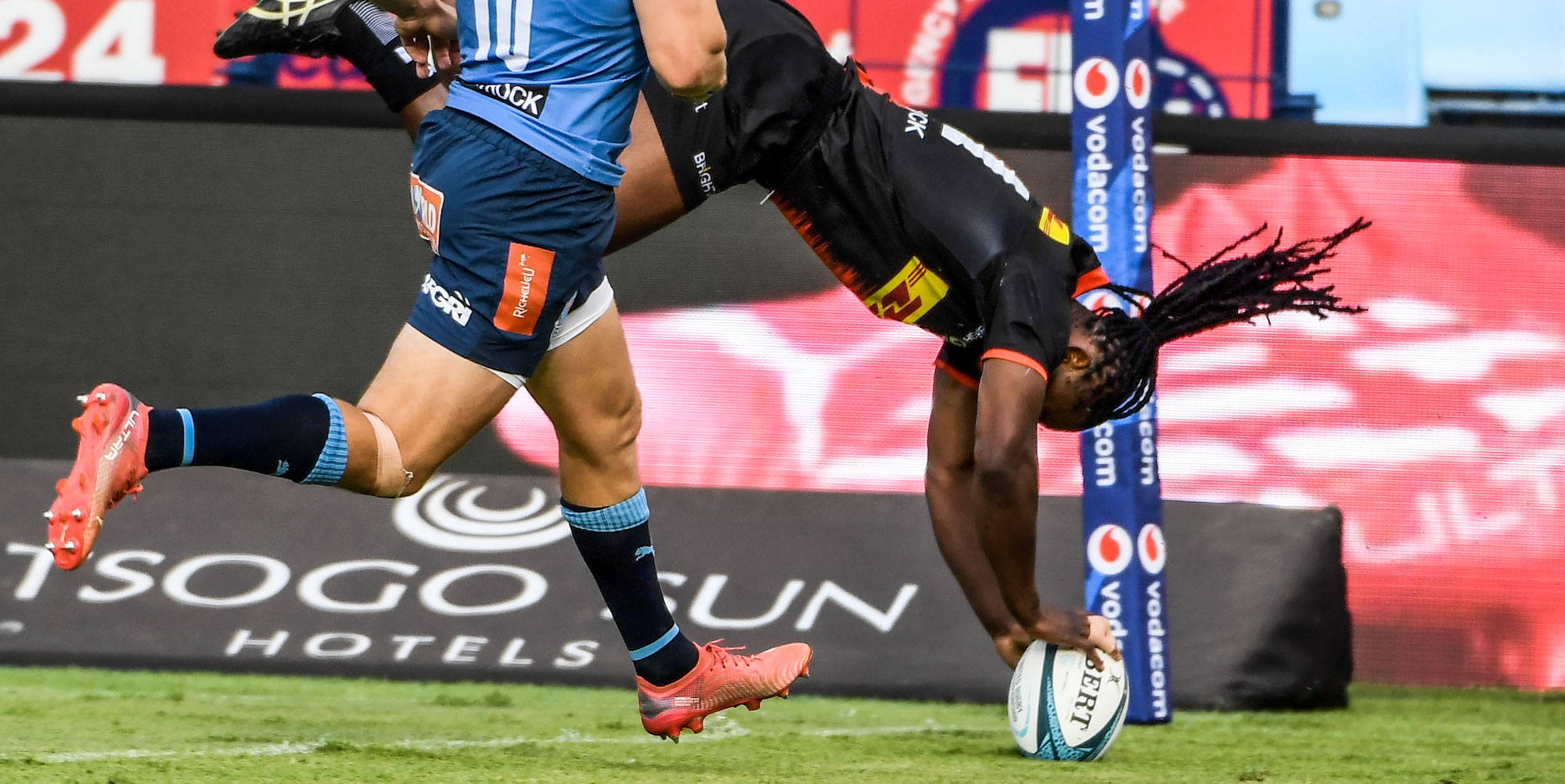 Seabelo Senatla goes over for one of his two tries at Loftus Versfeld.