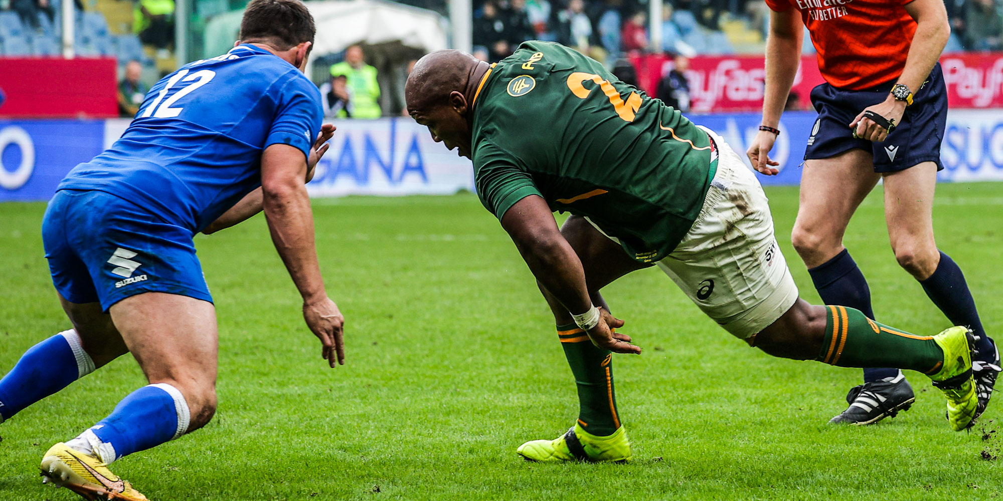 Bongi Mbonambi on the way to the try-line.