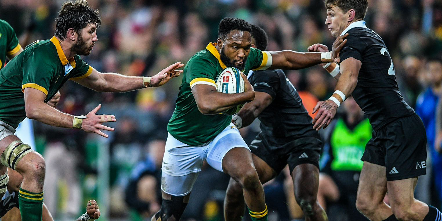 Lukhanyo Am on the attack against New Zealand.