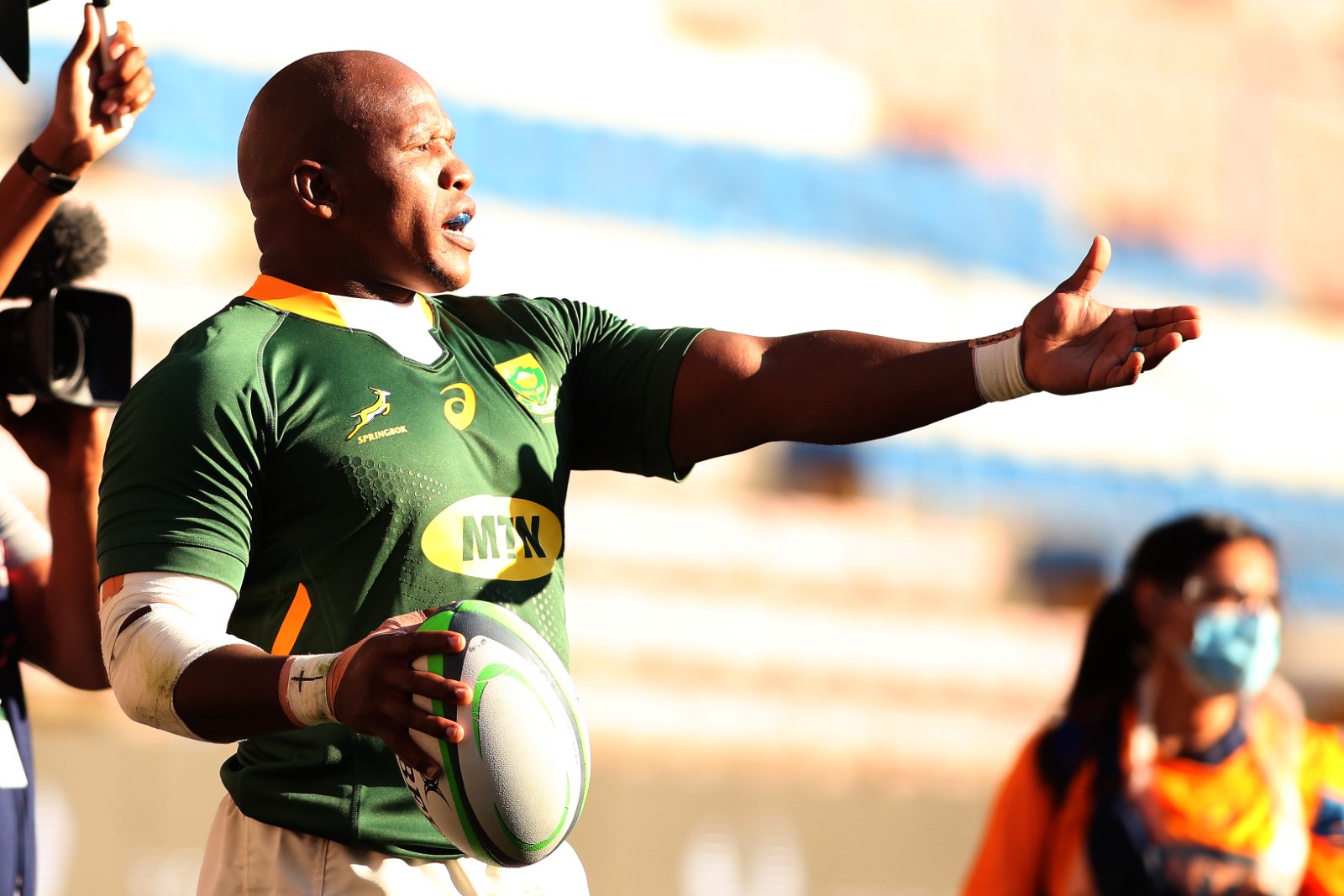 Bongi Mbonambi considers his lineout options...