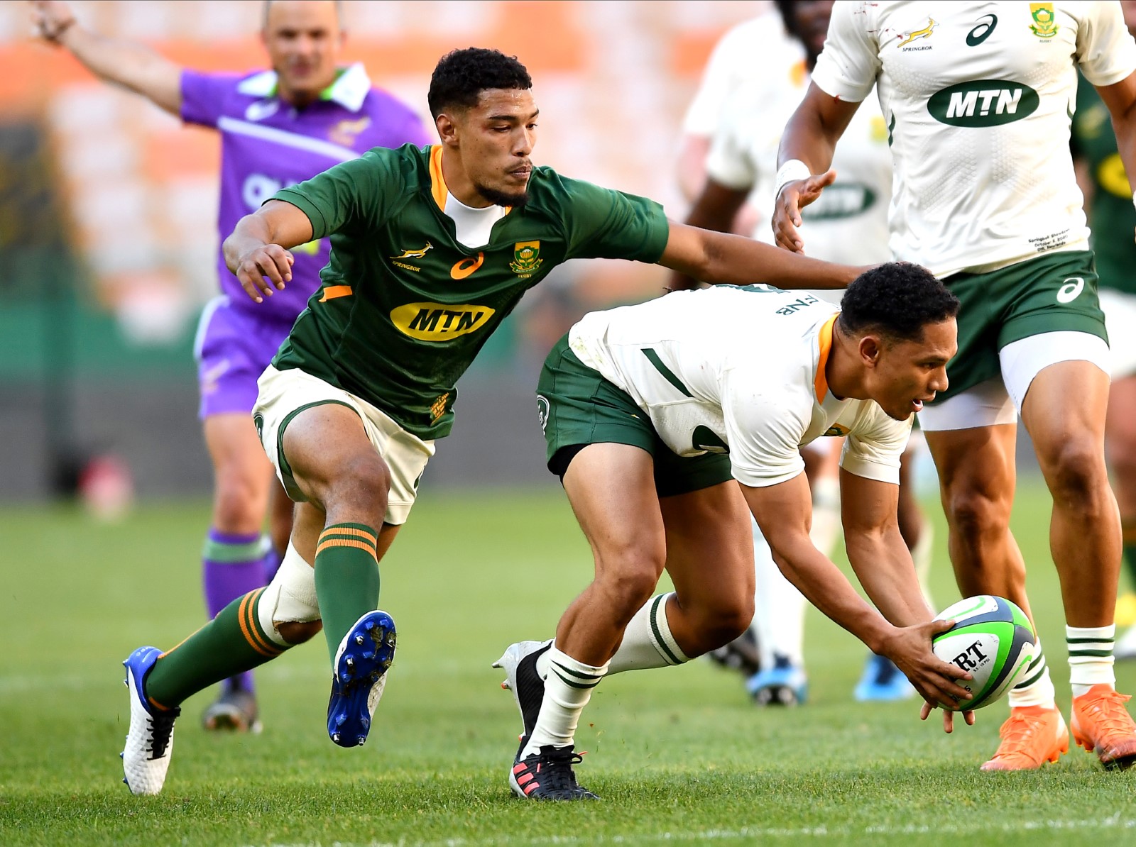 Herschel Jantjies under pressure from Gianni Lombard.